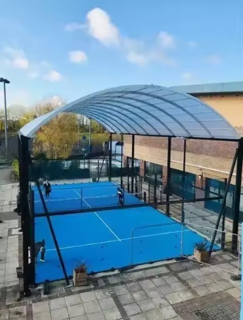 Padel-Halle innen